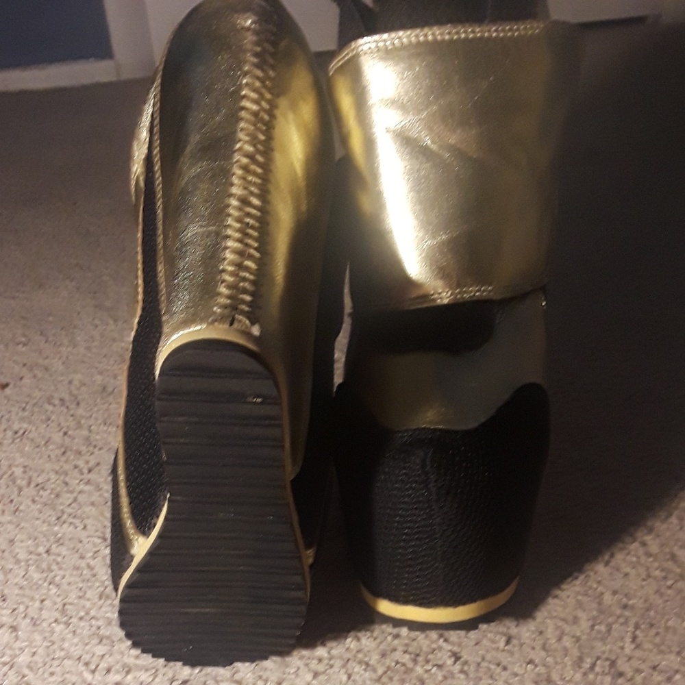 Wedge tennis shoe